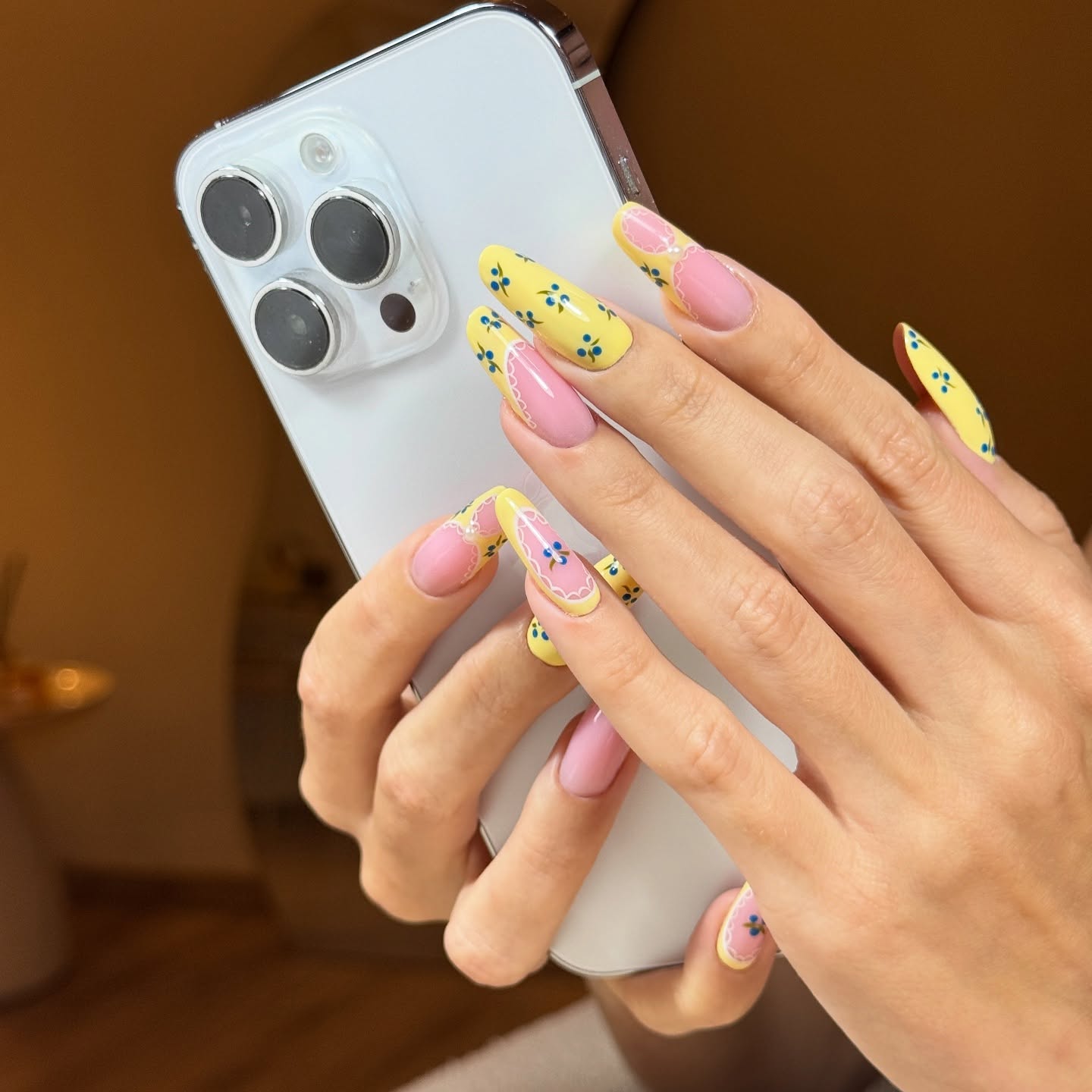 Migdały blueberries — almond nails